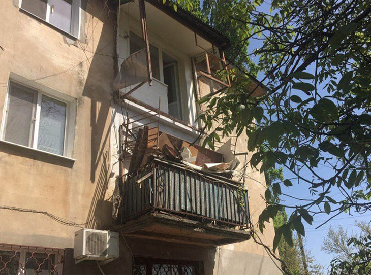 В керченском жилом доме обрушился балкон во время остекления 