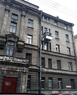 В Санкт-Петербурге на памятнике архитектуры появился алюминиевый балкон