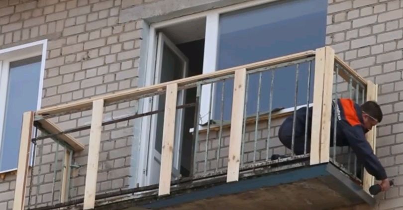 В Петербурге на Московском проспекте фрагмент балкона упал на пешехода с ребенком