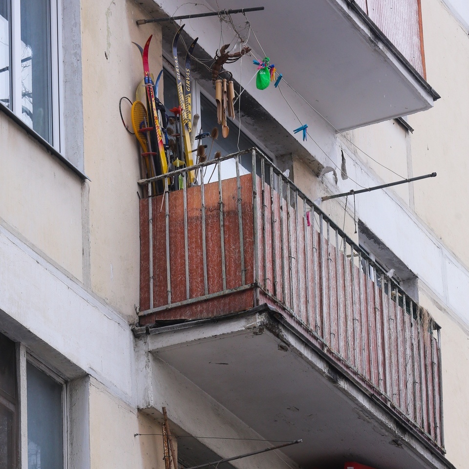 В малогабаритных хрущевках балконы традиционно использовались как дополнительное место для хранения вещей Фото: Андрей Махонин/ТАСС