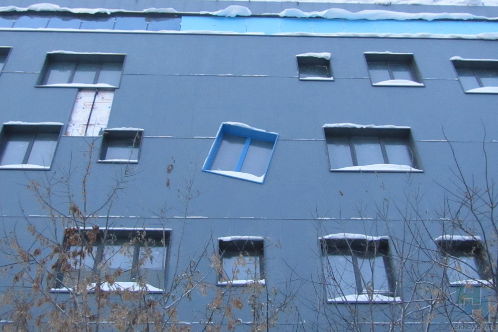 Здание с кривым окном построили в Новосибирске