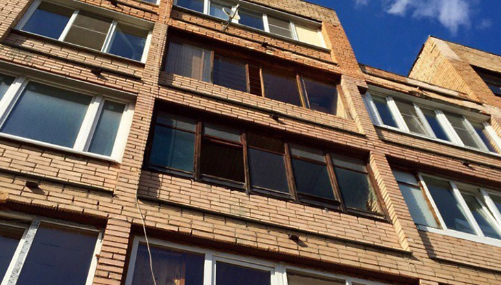 Оконное стекло выпало с 3 этажа дома в Подольске и рассекло лоб подростку