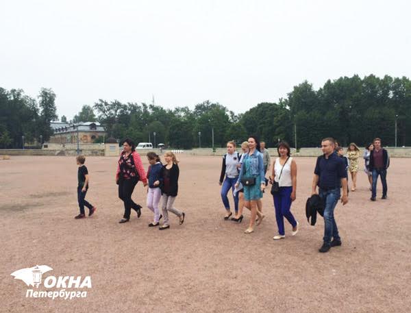 Компания «Окна Петербурга» организовали экскурсионную поездку в гатчинский дворец для подопечных Волосовского детского дома 
