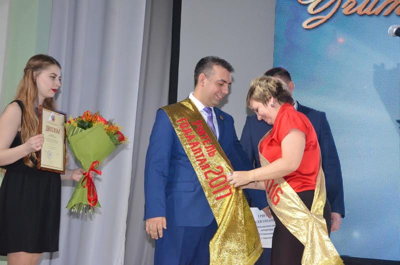Партнер VEKA Rus поздравил лучших педагогов Алтайского края