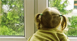 Ульяновские врачи напоминают родителям: ребенок в комнате – закрой окно