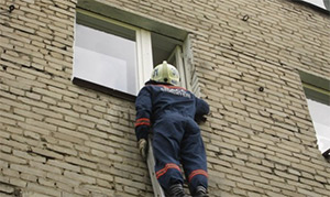 В Новосибирске спасатели сняли четырехлетнего мальчика с окна третьего этажа