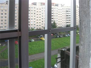 В Павлодаре начали изготавливать специальные решетки на окна, защищающие детей от падений