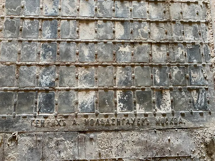 При реставрации гостиницы в Саратове нашли старинные иллюминаторы как в ГУМе и стеклоблоки Фальконье