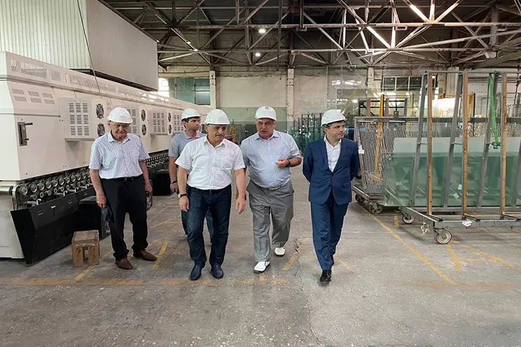 Делегация правительства посетила производство стекла в Дагестане