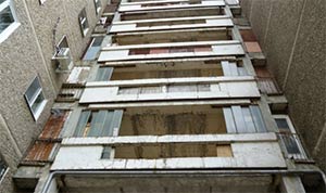 В Зауралье следователи проверяют опасный балкон