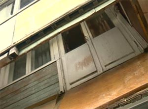 В Пензе балкон аварийного дома развалился под ногами пенсионерки