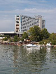 Новосибирск. знаменитая гостиница Ривер-Парк отель и речной вокзал - НО : Вид с ТЫЛА (то есть с реки)
