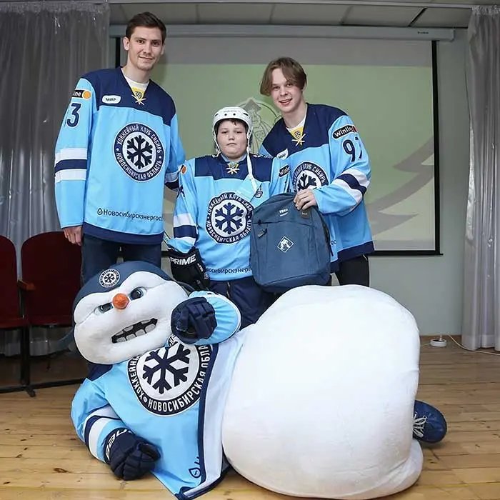 VEKA Rus организовала «Урок хоккея» для школьников в Новосибирской области