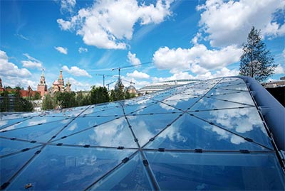 Солнечные батареи установили на стеклянном куполе в парке «Зарядье» в Москве