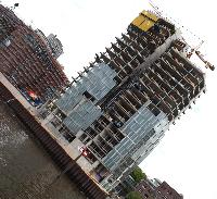 Пример прекрасного офисного здания на берегу Эльбы в Гамбурге