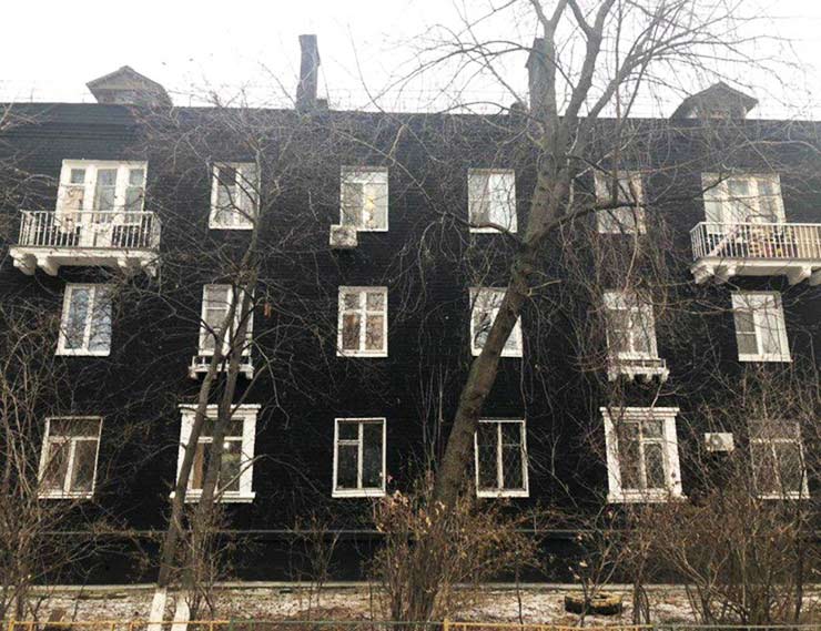 Чёрный дом с белыми пластиковыми окнами вызвал дискуссию в соцсетях
