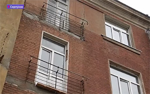 Аварийные балконы в Серпухове спилили и оставили без ограждений