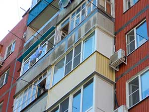 УК в Волгограде заставляет убрать остекление балконов – это законно?