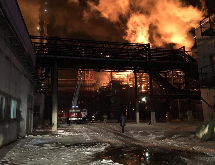 Оконный рынок Украины ожидает сбой поставок ПВХ из-за масштабного пожара на «Карпатнефтехиме»
