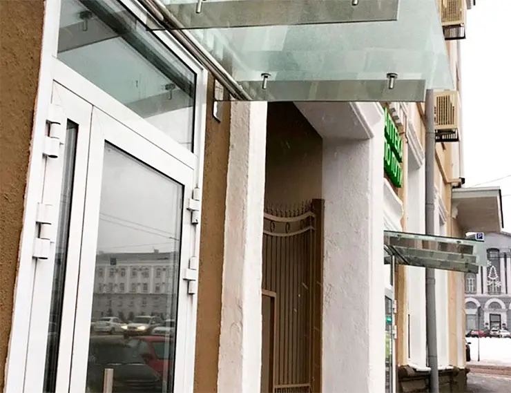 На зданиях Курска устанавливают стеклянные навесы