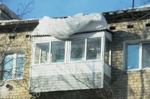 Прокуратура проводит проверку после падения снега на детей с козырька балкона в Новокузнецке