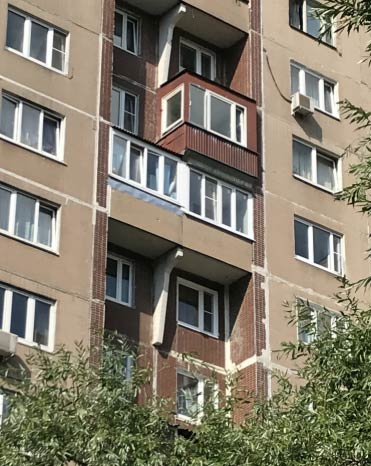 Мосжилинспекция выявила незаконный балкон с остеклением на 9 этаже дома в районе Новокосино