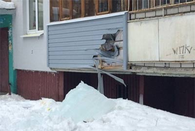 В Ярославле огромная наледь разломала балкон жилого дома
