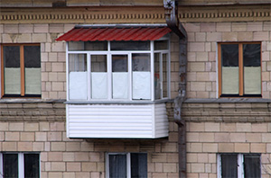 Козырьки на застеклённых балконах – убирать или нет: советы юриста