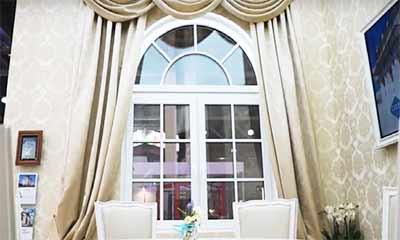 Арочное окно SOFTLINE 70 с декоративными элементами