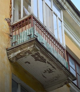 Аварийные балконы: сносить или ремонтировать?