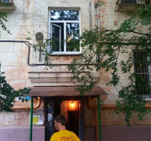 После коллективной жалобы жильцов УК заменила окна в подъездах