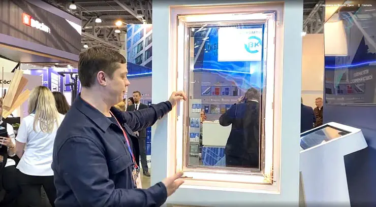 Фото: tybet.ru. Прозрачное окно – инсталляция на стенде производителя оконных комплектующих FUTURUSS, MosBuild 2023