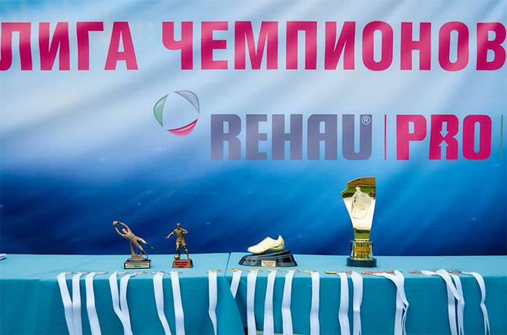 Июнь для компании запомнился играми Лиги Чемпионов REHAU, которые проходили в разных городах России между командами, собранными из сертифицированных монтажников клуба REHAU.PRO. 