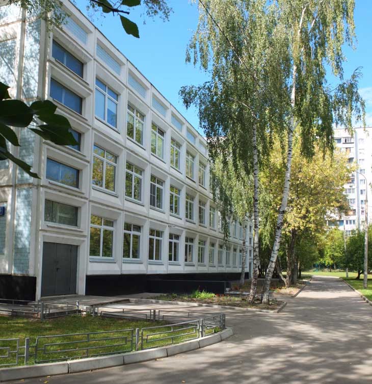 Партнер концерна Deceuninck («Декёнинк») компания ООО «Спецремстрой» установила новые окна в двух школах на северо-западе Москвы