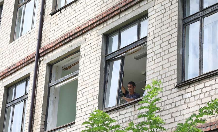 Как меняют окна в учебных заведениях Волгограда