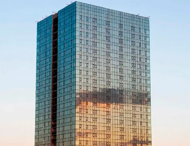 Здание жилого комплекса «Эко Сити» со стеклянными фасадами