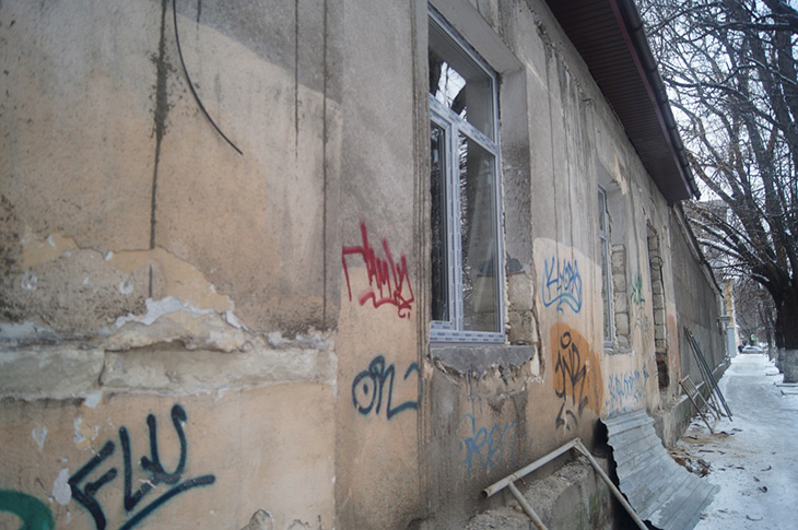 Бытовой вандализм: в Симферополе уничтожают старинные фасады 