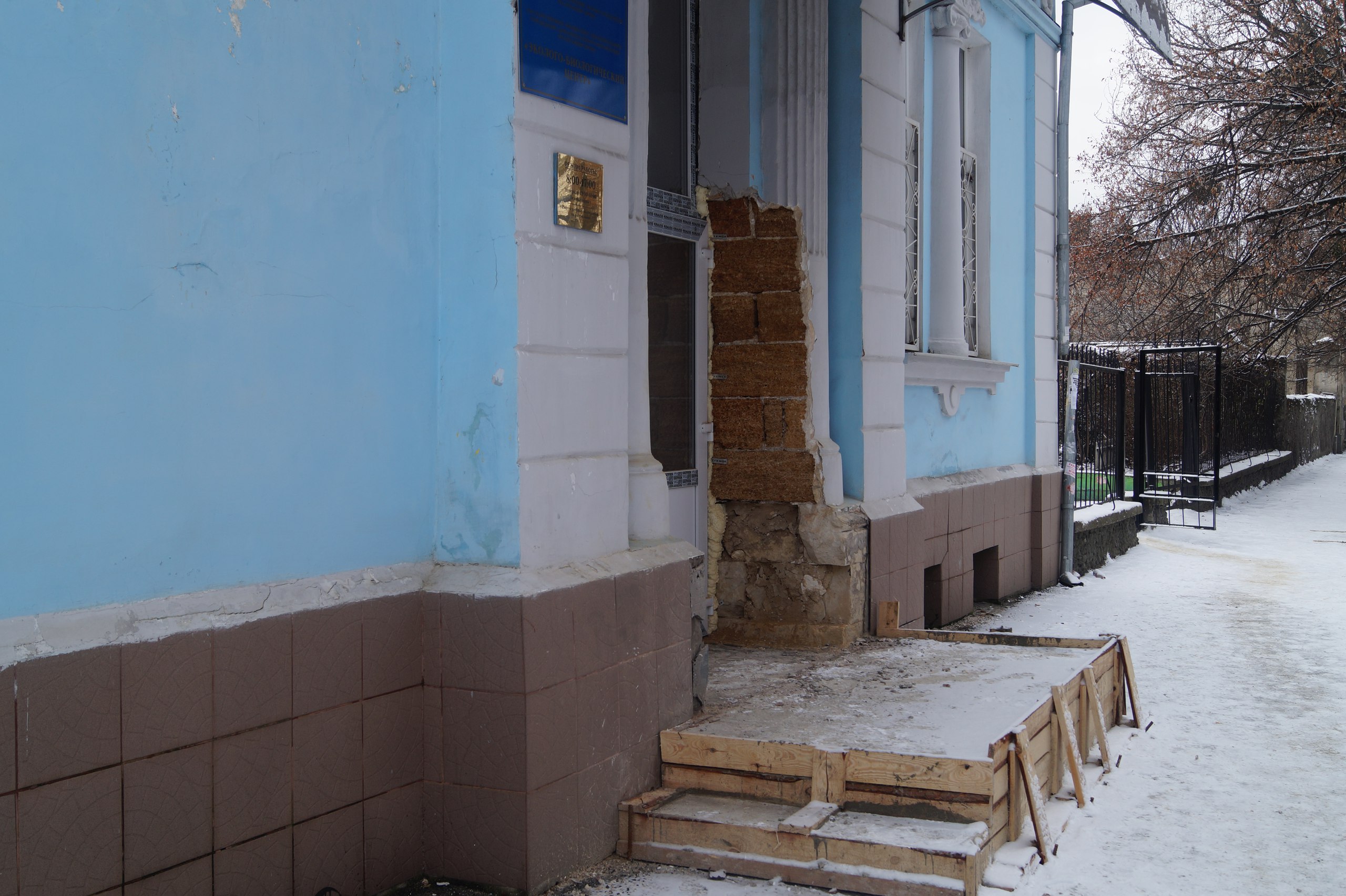 Бытовой вандализм: в Симферополе уничтожают старинные фасады 