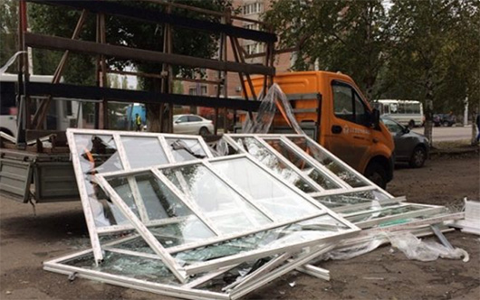 В Воронеже с автомобиля доставки упали и разбились пластиковые окна