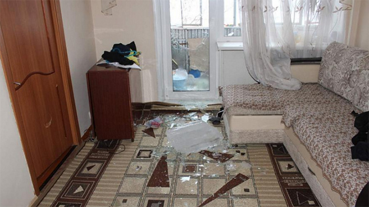 Гигантская сосулька пробила два балконных стекла квартиры в Симе