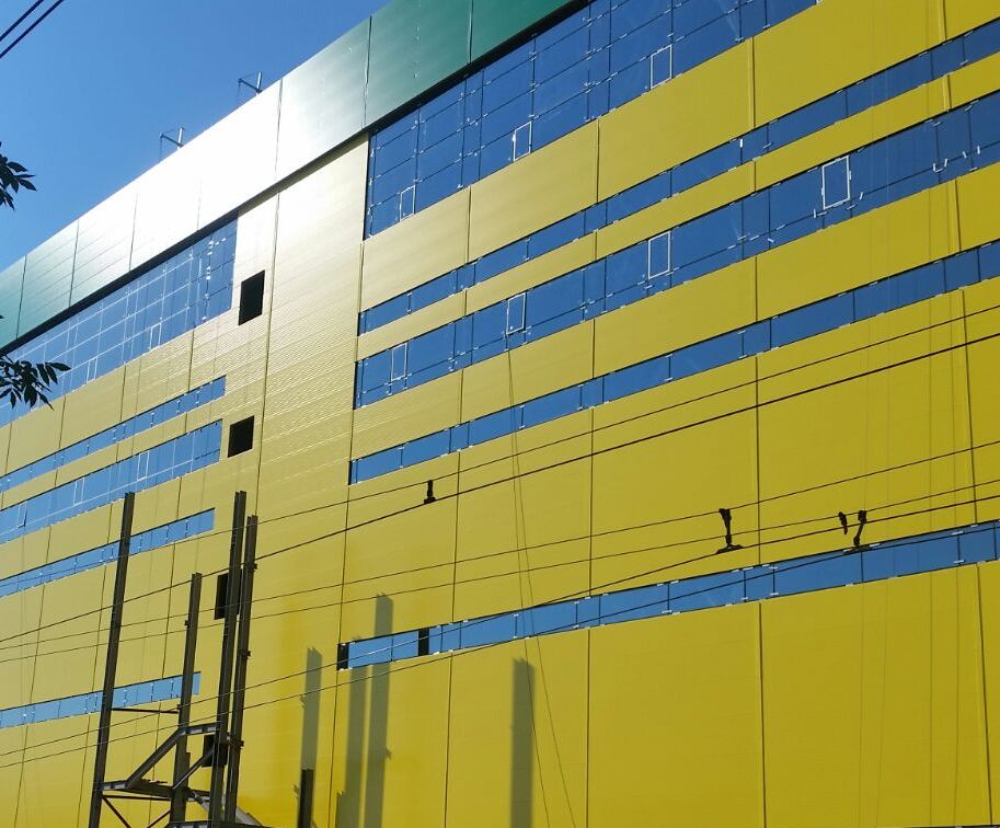 АО "Салаватстекло"- производитель листового и архитектурного стекла, в 1 квартале 2015 года заключила контракт на поставку стекла для остекления фасада многофункционального комплекса «ЛЕТО»