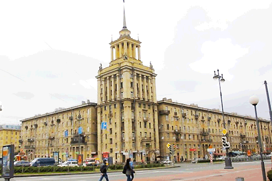 Современные балконы на советском небоскребе в Петербурге могут проверить