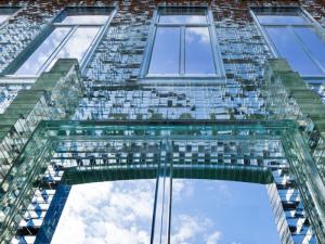 В Амстердаме построили здание из стеклянного кирпича