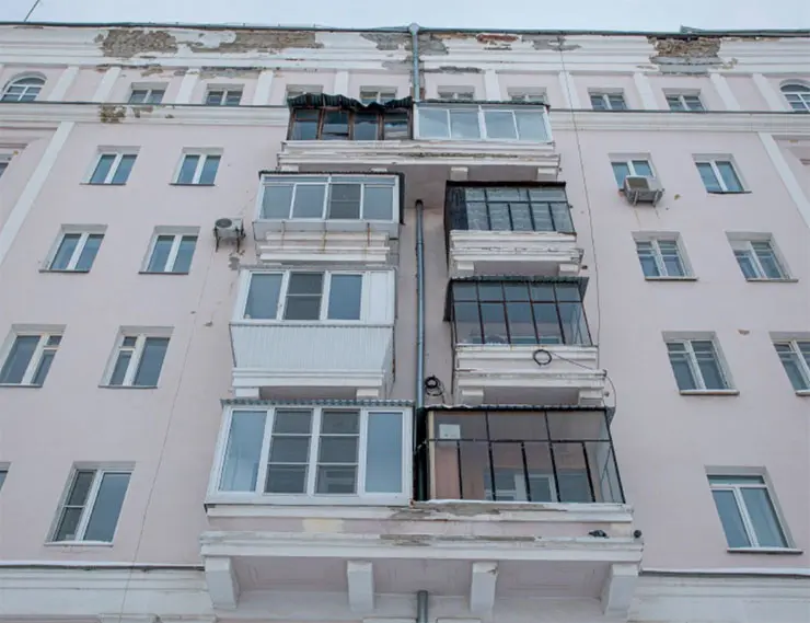 В Челябинске жителей дома через суд заставили убрать остекление балкона