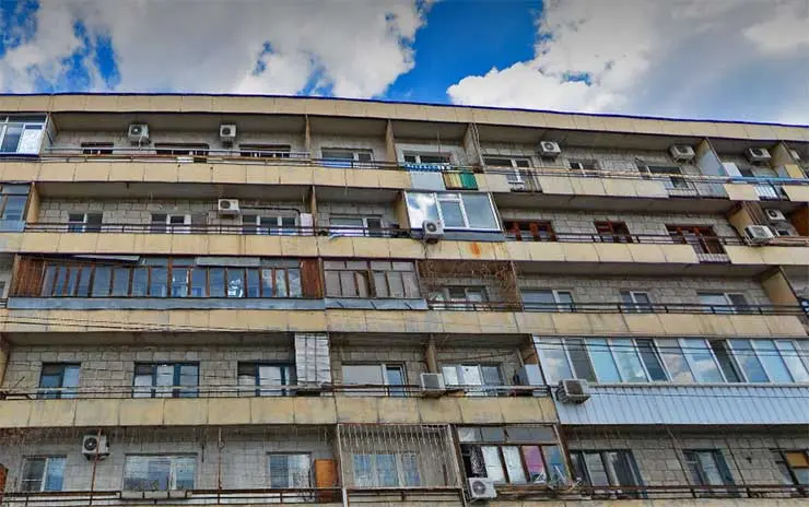 Снести уродливое остекление балконов предложили в центре Волгограда