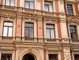 Суд обязал петербурженку убрать остекление террасы на фасаде дома-памятника class= Суд обязал петербурженку убрать остекление террасы на фасаде дома-памятника