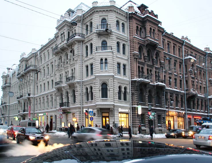В СПб ищут решение проблемы с белыми пластиковыми окнами, которые портят облик исторических фасадов
