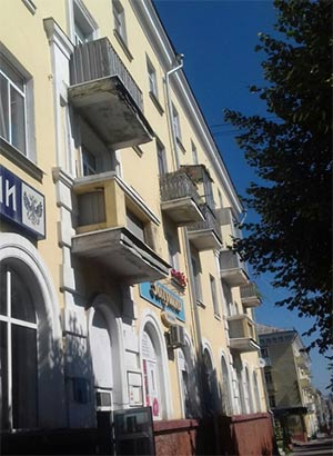 В Брянске оригинально «отремонтировали» грозящие рухнуть балконы