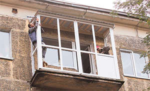 Остеклить балкон по закону в Новокузнецке невозможно?