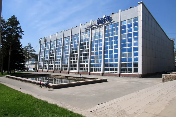 В Новосибирске ищут подрядчика для остекления бассейна «Нептун»